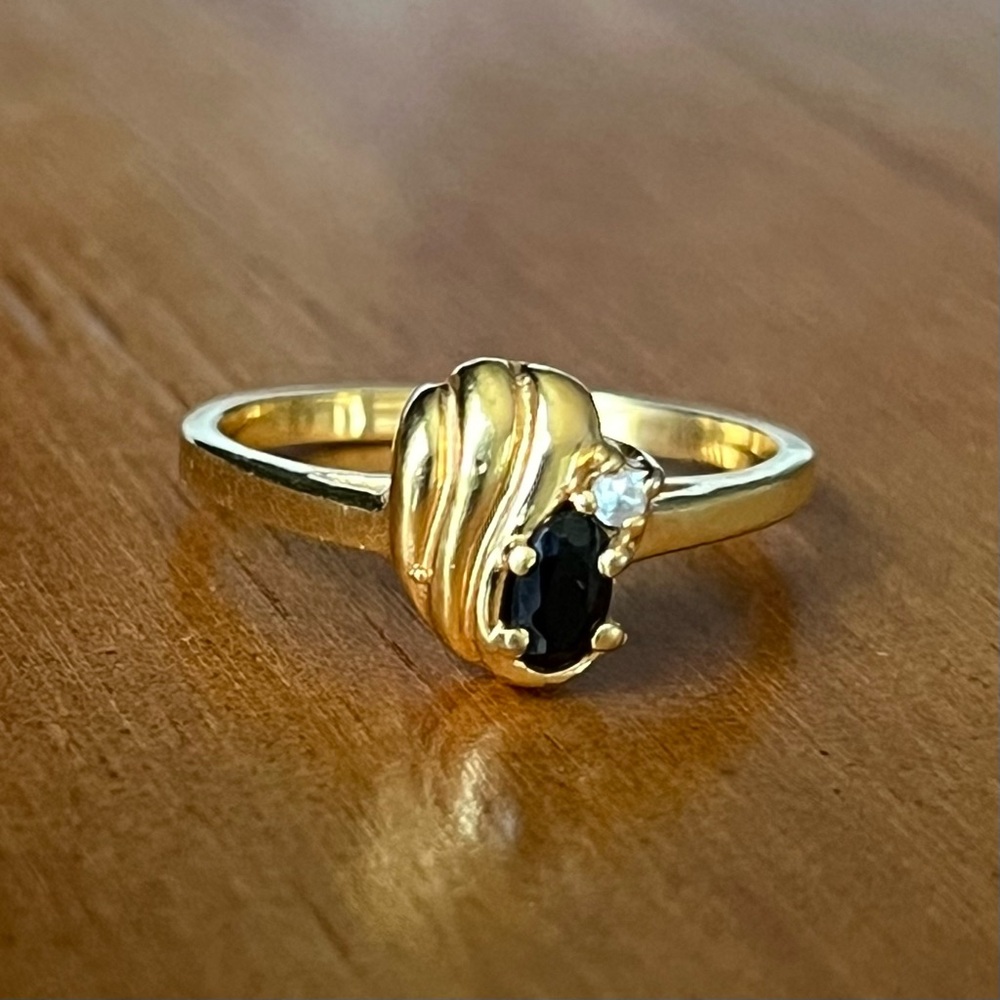 BOGO Gold tone ring with black and white stones